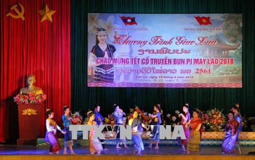 Tiết mục văn nghệ đặc sắc do lưu học sinh Lào trình diễn. Ảnh: Diệp Anh - TTXVN Tiết mục văn nghệ đặc sắc do lưu học sinh Lào trình diễn. Ảnh: Diệp Anh - TTXVN