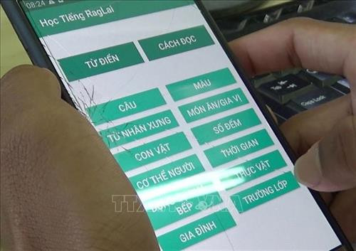 Phần mềm học tiếng Raglai trên điện thoại thông minh. Ảnh: Nguyễn Thành - TTXVN Phần mềm học tiếng Raglai trên điện thoại thông minh. Ảnh: Nguyễn Thành - TTXVN