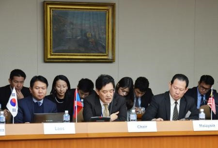 Tổng Giám đốc Vụ Khoa học- Giải trừ và Phi hạt nhân hóa thuộc Bộ Ngoại giao Nhật Bản Kazutoshi Aikawa (giữa, hàng đầu) và các quan chức Mỹ, Canada cùng đại diện 14 quốc gia tại phiên họp ở Tokyo ngày 20/1. Kyodo/ TTXVN