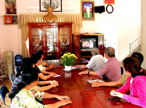 Nhân dân tỉnh Bình Dương theo dõi Lễ Khai mạc Đại hội Đảng toàn quốc lần thứ XII. Ảnh: Dương Chí Tưởng- TTXVN Nhân dân tỉnh Bình Dương theo dõi Lễ Khai mạc Đại hội Đảng toàn quốc lần thứ XII. Ảnh: Dương Chí Tưởng- TTXVN