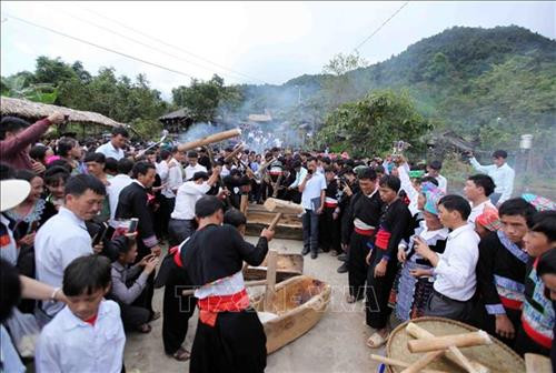 Đặc sắc lễ hội thi giã bánh giầy của đồng bào dân tộc Mông ảnh 15 Đặc sắc lễ hội thi giã bánh giầy của đồng bào dân tộc Mông ảnh 15