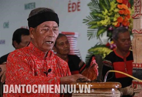 Thầy cúng dâng lễ vật gồm: rượu cần và một con gà trống, mời các thần linh về chứng giám. Ảnh: Phạm Cường - DTMN Thầy cúng dâng lễ vật gồm: rượu cần và một con gà trống, mời các thần linh về chứng giám. Ảnh: Phạm Cường - DTMN