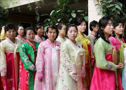 Thủ đô Bình Nhưỡng ngày nay mang một dáng vẻ hiện đại. Ảnh: Phương Hoa – TTXVN Những ngôi nhà cao tầng được sơn nhiều màu sắc mang dáng vẻ hiện đại cho Thủ đô Bình Nhưỡng. Ảnh: Phương Hoa- TTXVN Toàn cảnh thành phố Bình Nhưỡng nhìn từ trên cao. Ảnh: Phương Hoa – TTXVN Tiết mục hòa nhạc của Dàn nhạc Công Huân quốc gia Triều Tiên. Ảnh: Phương Hoa – TTXVN Đúng dịp sinh nhật của Chủ tịch Kim Nhật Thành, Triển lãm hoa được tổ chức tại Thủ đô Bình Nhưỡng. Ảnh: Phương Hoa – TTXVN Một gia đình Triều Tiên tham quan Triển lãm hoa Kim Nhật Thành. Ảnh: Phương Hoa – TTXVN Phụ nữ Triều Tiên mặc trang phục truyền thống vào xem Triển lãm hoa Kim Nhật Thành. Ảnh: Phương Hoa – TTXVN Người dân Triều Tiên xếp hàng vào xem Triển lãm hoa Kim Nhật Thành. Ảnh: Phương Hoa – TTXVN Một ngôi nhà truyền thống bên cạnh những công trình hiện đại. Ảnh: Phương Hoa – TTXVN Người dân và thiếu niên Triều Tiên đến vui chơi ở công viên. Ảnh: Phương Hoa – TTXVN Ngày cuối tuần, người dân Triều Tiên đến vui chơi ở các công viên nổi tiếng. Ảnh: Phương Hoa – TTXVN Một gian hàng dược phẩm ở Bình Nhưỡng. Ảnh: Phương Hoa – TTXVN Học sinh học môn thể thao yêu thích ở trường học. Ảnh: Phương Hoa – TTXVN Lớp học âm nhạc của học sinh Triều Tiên. Ảnh: Phương Hoa – TTXVN Lớp dạy lập trình tại Cung Học sinh Thiếu niên Vạn Cảnh Đài. Ảnh: Phương Hoa – TTXVN Triều Tiên rất chú trọng đến việc phát triển toàn diện con người, học sinh được tham gia các lớp học nghệ thuật. Ảnh: Phương Hoa- TTXVN Học sinh Triều Tiên học viết thư pháp. Ảnh: Phương Hoa – TTXVN Một cặp vợ chồng sắp cưới chụp ảnh trước Bảo tàng Chiến thắng Chiến tranh Giải phóng Tổ quốc. Ảnh: Phương Hoa – TTXVN Người dân xếp hàng trật tự lên phương tiện giao thông công cộng. Ảnh: Phương Hoa- TTXVN Cung Thái Dương Kumsusan-nơi an nghỉ của Chủ tịch Kim Nhật Thành và Kim Jong - Il. Ảnh: Phương Hoa – TTXVN Nhà ga trung tâm ở Thủ đô Bình Nhưỡng. Ảnh: Phương Hoa – TTXVN Tòa nhà Quốc hội ở Thủ đô Bình Nhưỡng. Ảnh: Phương Hoa – TTXVN Ngoài phương tiện giao thông công cộng, người dân Bình Nhưỡng thường xuyên sử dụng xe đạp. Ảnh: Phương Hoa – TTXVN Hoa nở trên đường phố cùng với những ngôi nhà cao tầng mang nhiều màu sắc rực rỡ. Ảnh: Phương Hoa – TTXVN Tượng "Vạn Lý Mã" - bức tượng nổi tiếng ở Bình Nhưỡng. Ảnh: Phương Hoa – TTXVN Những dãy phố với công trình kiến trúc hiện đại được xây dựng ở Bình Nhưỡng. Ảnh: Phương Hoa – TTXVN Nhiều chung cư cao tầng được xây dựng phục vụ chỗ ở cho người dân ở Thủ đô Bình Nhưỡng. Ảnh: Phương Hoa – TTXVN Khải Hoàn Môn - một công trình nổi tiếng ở Bình Nhưỡng. Ảnh: Phương Hoa – TTXVN Tháp Chủ thể cao 170 m là Tượng đài về học thuyết tự lực tự cường ở Triều Tiên. Ảnh: Phương Hoa – TTXVN Một công trình kiến trúc truyền thống của Triều Tiên tại Thủ đô Bình Nhưỡng. Ảnh: Phương Hoa – TTXVN Quảng trường Kim Nhật Thành, nơi tổ chức các sự kiện lớn của Triều Tiên. Ảnh: Phương Hoa – TTXVN Pin năng lượng mặt trời được sử dụng ở nhiều nơi tại Thủ đô Bình Nhưỡng. Ảnh: Phương Hoa – TTXVN Ô tô điện là phương tiện giao thông công cộng phổ biển ở Bình Nhưỡng. Ảnh: Phương Hoa – TTXVN Nhà ga Bình Nhưỡng nhìn từ trên cao. Ảnh: Phương Hoa – TTXVN Tòa nhà Ryugyong cao 330m ở Thủ đô Bình Nhưỡng. Ảnh: Phương Hoa – TTXVN Một công trình lịch sử ở Thủ đô Bình Nhưỡng. Ảnh: Phương Hoa – TTXVN Học sinh mầm non được cô giáo dẫn đi dã ngoại. Ảnh: Phương Hoa – TTXVN Thủ đô Bình Nhưỡng nhìn từ trên cao. Ảnh: Phương Hoa – TTXVN Khu Chang Jong, nơi tập trung nhiều nhà cao tầng. Ảnh: Phương Hoa – TTXVN Thủ đô Bình Nhưỡng ngày nay mang một dáng vẻ hiện đại. Ảnh: Phương Hoa – TTXVN Những ngôi nhà cao tầng được sơn nhiều màu sắc mang dáng vẻ hiện đại cho Thủ đô Bình Nhưỡng. Ảnh: Phương Hoa- TTXVN Toàn cảnh thành phố Bình Nhưỡng nhìn từ trên cao. Ảnh: Phương Hoa – TTXVN Tiết mục hòa nhạc của Dàn nhạc Công Huân quốc gia Triều Tiên. Ảnh: Phương Hoa – TTXVN Đúng dịp sinh nhật của Chủ tịch Kim Nhật Thành, Triển lãm hoa được tổ chức tại Thủ đô Bình Nhưỡng. Ảnh: Phương Hoa – TTXVN Một gia đình Triều Tiên tham quan Triển lãm hoa Kim Nhật Thành. Ảnh: Phương Hoa – TTXVN Phụ nữ Triều Tiên mặc trang phục truyền thống vào xem Triển lãm hoa Kim Nhật Thành. Ảnh: Phương Hoa – TTXVN Người dân Triều Tiên xếp hàng vào xem Triển lãm hoa Kim Nhật Thành. Ảnh: Phương Hoa – TTXVN Một ngôi nhà truyền thống bên cạnh những công trình hiện đại. Ảnh: Phương Hoa – TTXVN Người dân và thiếu niên Triều Tiên đến vui chơi ở công viên. Ảnh: Phương Hoa – TTXVN Ngày cuối tuần, người dân Triều Tiên đến vui chơi ở các công viên nổi tiếng. Ảnh: Phương Hoa – TTXVN Một gian hàng dược phẩm ở Bình Nhưỡng. Ảnh: Phương Hoa – TTXVN Học sinh học môn thể thao yêu thích ở trường học. Ảnh: Phương Hoa – TTXVN Lớp học âm nhạc của học sinh Triều Tiên. Ảnh: Phương Hoa – TTXVN Lớp dạy lập trình tại Cung Học sinh Thiếu niên Vạn Cảnh Đài. Ảnh: Phương Hoa – TTXVN Triều Tiên rất chú trọng đến việc phát triển toàn diện con người, học sinh được tham gia các lớp học nghệ thuật. Ảnh: Phương Hoa- TTXVN Học sinh Triều Tiên học viết thư pháp. Ảnh: Phương Hoa – TTXVN Một cặp vợ chồng sắp cưới chụp ảnh trước Bảo tàng Chiến thắng Chiến tranh Giải phóng Tổ quốc. Ảnh: Phương Hoa – TTXVN Người dân xếp hàng trật tự lên phương tiện giao thông công cộng. Ảnh: Phương Hoa- TTXVN Cung Thái Dương Kumsusan-nơi an nghỉ của Chủ tịch Kim Nhật Thành và Kim Jong - Il. Ảnh: Phương Hoa – TTXVN Nhà ga trung tâm ở Thủ đô Bình Nhưỡng. Ảnh: Phương Hoa – TTXVN Tòa nhà Quốc hội ở Thủ đô Bình Nhưỡng. Ảnh: Phương Hoa – TTXVN Ngoài phương tiện giao thông công cộng, người dân Bình Nhưỡng thường xuyên sử dụng xe đạp. Ảnh: Phương Hoa – TTXVN Hoa nở trên đường phố cùng với những ngôi nhà cao tầng mang nhiều màu sắc rực rỡ. Ảnh: Phương Hoa – TTXVN Tượng "Vạn Lý Mã" - bức tượng nổi tiếng ở Bình Nhưỡng. Ảnh: Phương Hoa – TTXVN Những dãy phố với công trình kiến trúc hiện đại được xây dựng ở Bình Nhưỡng. Ảnh: Phương Hoa – TTXVN Nhiều chung cư cao tầng được xây dựng phục vụ chỗ ở cho người dân ở Thủ đô Bình Nhưỡng. Ảnh: Phương Hoa – TTXVN Khải Hoàn Môn - một công trình nổi tiếng ở Bình Nhưỡng. Ảnh: Phương Hoa – TTXVN Tháp Chủ thể cao 170 m là Tượng đài về học thuyết tự lực tự cường ở Triều Tiên. Ảnh: Phương Hoa – TTXVN Một công trình kiến trúc truyền thống của Triều Tiên tại Thủ đô Bình Nhưỡng. Ảnh: Phương Hoa – TTXVN Quảng trường Kim Nhật Thành, nơi tổ chức các sự kiện lớn của Triều Tiên. Ảnh: Phương Hoa – TTXVN Pin năng lượng mặt trời được sử dụng ở nhiều nơi tại Thủ đô Bình Nhưỡng. Ảnh: Phương Hoa – TTXVN Ô tô điện là phương tiện giao thông công cộng phổ biển ở Bình Nhưỡng. Ảnh: Phương Hoa – TTXVN Nhà ga Bình Nhưỡng nhìn từ trên cao. Ảnh: Phương Hoa – TTXVN Tòa nhà Ryugyong cao 330m ở Thủ đô Bình Nhưỡng. Ảnh: Phương Hoa – TTXVN Một công trình lịch sử ở Thủ đô Bình Nhưỡng. Ảnh: Phương Hoa – TTXVN Học sinh mầm non được cô giáo dẫn đi dã ngoại. Ảnh: Phương Hoa – TTXVN Thủ đô Bình Nhưỡng nhìn từ trên cao. Ảnh: Phương Hoa – TTXVN Khu Chang Jong, nơi tập trung nhiều nhà cao tầng. Ảnh: Phương Hoa – TTXVN