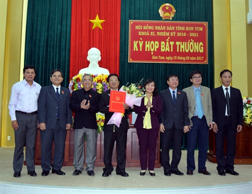 Ông Lê Ngọc Tuấn (cầm hoa) trong lễ nhậm chức. Ảnh: Cao Nguyên - TTXVN