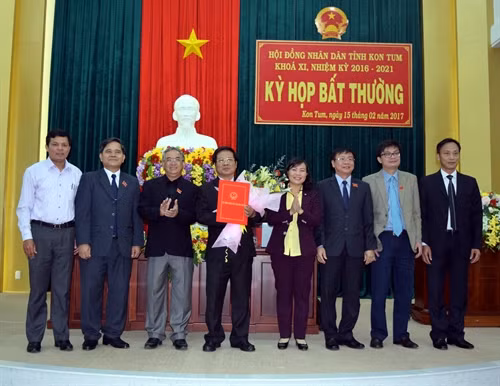 Ông Lê Ngọc Tuấn (cầm hoa) trong lễ nhậm chức. Ảnh: Cao Nguyên - TTXVN