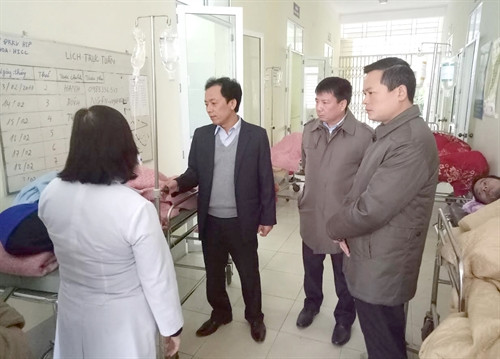 Lãnh đạo huyện Hoàng Su Phì thăm hỏi các nạn nhân. Ảnh: Minh Tâm- TTXVN Lãnh đạo huyện Hoàng Su Phì thăm hỏi các nạn nhân. Ảnh: Minh Tâm- TTXVN