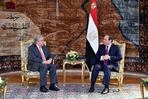 Tổng thư ký LHQ Antonio Guterres (trái) và Tổng thống Ai Cập Abdel Fattah al-Sisi (phải) tại cuộc gặp ở Cairo, Ai Cập ngày 15/2. EPA/TTXVN