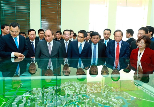 Thủ tướng Nguyễn Xuân Phúc xem sơ đồ qui hoạch Khu Công nghệ cao Hòa Lạc. Ảnh: Thống Nhất-TTXVN