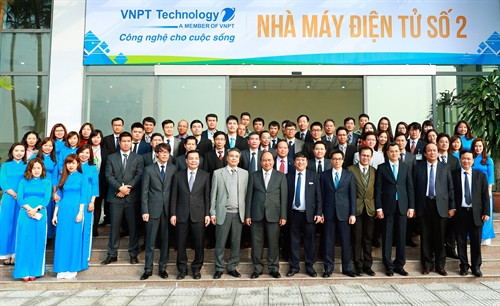 Thủ tướng Nguyễn Xuân Phúc chụp ảnh lưu niệm với cán bộ, công nhân Công ty cổ phần Công nghệ công nghiệp Bưu chính viễn thông Việt Nam (VNPT Technology) tại Khu Công nghệ cao Hòa Lạc. Ảnh: Thống Nhất-TTXVN