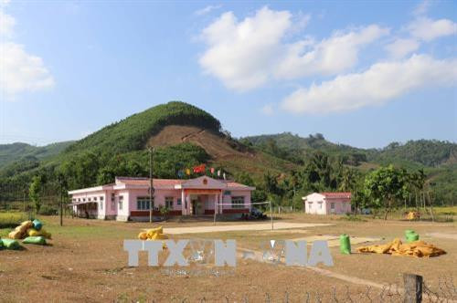 Trụ sở UBND xã An Dũng nằm trong lòng hồ Đồng Mít cũng phải di dời. Ảnh: Phạm Kha - TTXVN Trụ sở UBND xã An Dũng nằm trong lòng hồ Đồng Mít cũng phải di dời. Ảnh: Phạm Kha - TTXVN