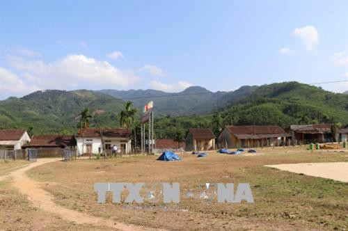 Khu dân cư nằm trong lòng hồ Đồng Mít sẽ được dời đến địa điểm mới. Ảnh: Phạm Kha - TTXVN Khu dân cư nằm trong lòng hồ Đồng Mít sẽ được dời đến địa điểm mới. Ảnh: Phạm Kha - TTXVN