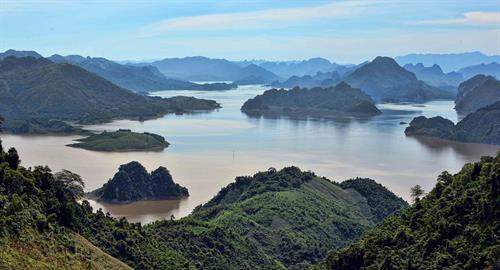 Phong cảnh hữu tình nơi thượng nguồn hồ thủy điện Hòa Bình. Ảnh: Thanh Hà- TTXVN Phong cảnh hữu tình nơi thượng nguồn hồ thủy điện Hòa Bình. Ảnh: Thanh Hà- TTXVN