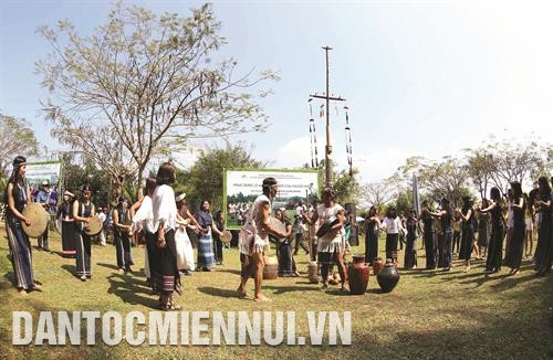 Biểu diễn cồng chiêng trong Lễ mừng lúa mới của người K'ho.