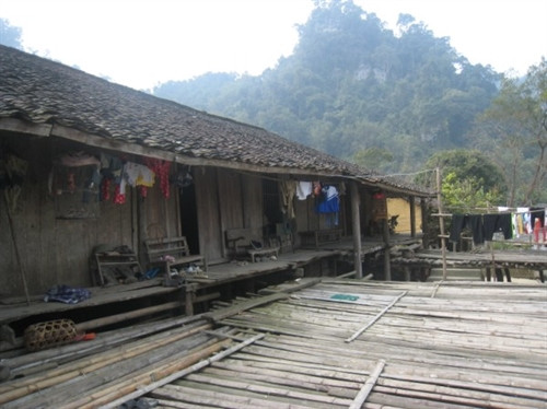 Ngôi nhà sàn 9 gian ở thôn Tục Ngã, xã Đức Xuân (Thạch An).