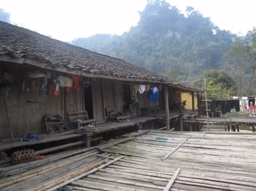 Ngôi nhà sàn 9 gian ở thôn Tục Ngã, xã Đức Xuân (Thạch An).