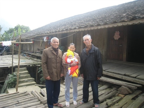 Nhà sàn 9 gian gia tộc ông Nông Hải Dương (người đứng bên trái) hiện nay có 4 thế hệ chung sống