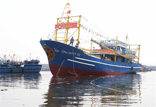 Tàu cá vỏ thép đầu tiên của ngư dân Đà Nẵng được hạ thủy thành công.