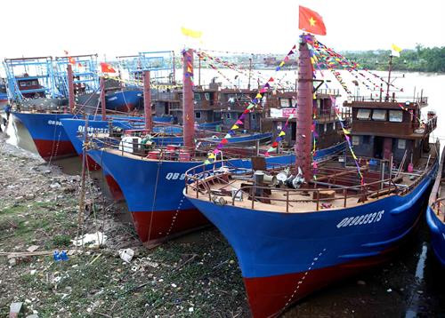 Đóng mới tàu vỏ thép tại Nam Định. Ảnh: Vũ Sinh - TTXVN Đóng mới tàu vỏ thép tại Nam Định. Ảnh: Vũ Sinh - TTXVN