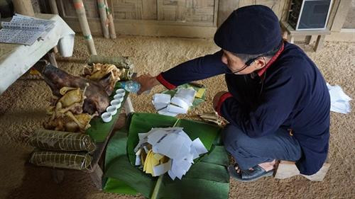Thầy cúng dâng tiền vàng và rót rượu mời thần linh, ông bà tổ tiên về chứng giám lòng thành của con cháu. Ảnh: Hoàng Tâm