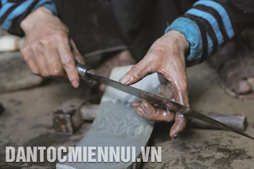 Dao được mài bằng đá suối để đủ độ sắc, cứng và bền