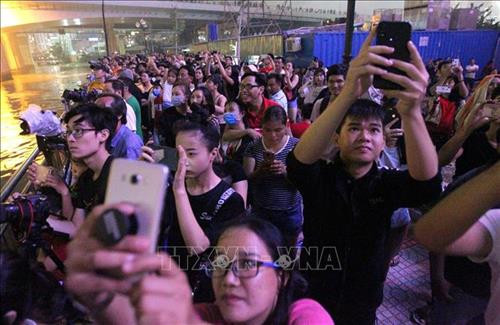 Đông đảo người dân và du khách thưởng lãm pháo hoa nghệ thuật tầm cao ở tòa nhà Landmark (quận Bình Thạnh) bên bờ sông Sài Gòn. Ảnh: Thanh Vũ - TTXVN Đông đảo người dân và du khách thưởng lãm pháo hoa nghệ thuật tầm cao ở tòa nhà Landmark (quận Bình Thạnh) bên bờ sông Sài Gòn. Ảnh: Thanh Vũ - TTXVN