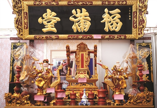 Sản phẩm tượng thờ, đồ thờ, hoành phi, câu đối... của làng nghề điêu khắc gỗ truyền thống Sơn Đồng