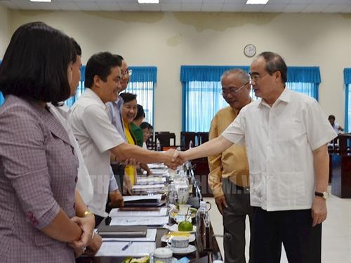 Bí thư Thành ủy TPHCM Nguyễn Thiện Nhân gặp gỡ các đại biểu tại buổi làm việc với Huyện ủy huyện Hóc Môn về tình hình kinh tế - xã hội, công tác xây dựng Đảng và giải quyết các đề xuất, kiến nghị của huyện, đặc biệt không để tái diễn các trường hợp cán bộ sai phạm về quản lý đất đai, xây dựng,…vào chiều 13/10/2017. Nguồn: thanhuytphcm.vn Bí thư Thành ủy TPHCM Nguyễn Thiện Nhân gặp gỡ các đại biểu tại buổi làm việc với Huyện ủy huyện Hóc Môn về tình hình kinh tế - xã hội, công tác xây dựng Đảng và giải quyết các đề xuất, kiến nghị của huyện, đặc biệt không để tái diễn các trường hợp cán bộ sai phạm về quản lý đất đai, xây dựng,…vào chiều 13/10/2017. Nguồn: thanhuytphcm.vn