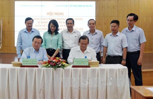 Đại diện Lãnh đạo các Sở của Thành phố ký kết bàn giao. Ảnh: Phương Vy-TTXVN.