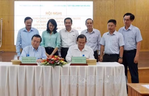 Đại diện Lãnh đạo các Sở của Thành phố ký kết bàn giao. Ảnh: Phương Vy-TTXVN.