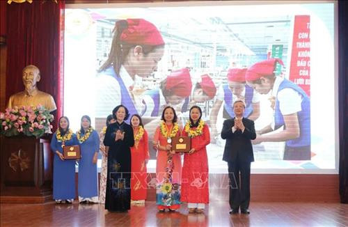 Đồng chí Trần Quốc Vượng, Ủy viên Bộ Chính trị, Thường trực Ban Bí thư và đồng chí Trương Thị Mai, Ủy viên Bộ Chính trị, Bí thư Trung ương Đảng, Trưởng Ban Dân vận Trung ương trao Giải thưởng Phụ nữ Việt Nam năm 2018 cho tập thể lao động nữ Tổng công ty May 10, Tập đoàn Dệt may Việt Nam. Ảnh: Phương Hoa – TTXVN Đồng chí Trần Quốc Vượng, Ủy viên Bộ Chính trị, Thường trực Ban Bí thư và đồng chí Trương Thị Mai, Ủy viên Bộ Chính trị, Bí thư Trung ương Đảng, Trưởng Ban Dân vận Trung ương trao Giải thưởng Phụ nữ Việt Nam năm 2018 cho tập thể lao động nữ Tổng công ty May 10, Tập đoàn Dệt may Việt Nam. Ảnh: Phương Hoa – TTXVN