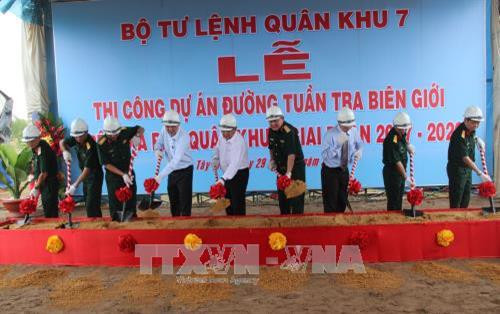 Lễ khởi công dự án đường tuần tra biên giới trên khu vực Quân khu 7. Ảnh: Lê Đức Hoảnh-TTXVN
