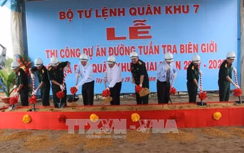 Lễ khởi công dự án đường tuần tra biên giới trên khu vực Quân khu 7. Ảnh: Lê Đức Hoảnh-TTXVN