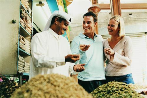 Taarof: Trong hình là cử chỉ thể hiện sự kính trọng ở Iran, dù thông thường cử chỉ này sẽ được từ chối. Ví dụ, ở một số khu vực, người bán hàng sẽ từ chối nhận tiền của khách có địa vị cao hơn trong xã hội. Tuy nhiên, người mua sẽ kiên quyết trả tiền, người bán có thể từ chối nhiều lần trước khi chấp nhận. Phong tục này có thể khá khó hiểu với những người nước ngoài lần đầu tới đây. Mano Po: Đây là cử chỉ thể hiện sự tôn trọng người lớn tuổi. Người ta sẽ cúi đầu xuống, cầm tay người lớn tuổi và áp vào trán mình. Phong tục này chủ yếu có ở Philippines, một số khu vực của Malaysia và Indonesia. Thường thì cử chỉ này được thực hiện tại các buổi họp mặt gia đình để trẻ em xin lời chúc phúc của những người lớn tuổi. Bayanihan: Một trong những điểm độc đáo của văn hóa Filipino là “bayanihan” - tức là di chuyển cả một ngôi nhà sang vị trí khác. Dân làng sẽ tụ họp lại, nâng ngôi nhà lên và dịch chuyển tới vị trí mới để tránh lũ lụt, lở đất hay đơn giản chỉ là để có hàng xóm tốt hơn. “Bayanihan” thường diễn ra ở các vùng nông thôn, nơi nhà cửa được làm từ các vật liệu nhẹ như tre và gỗ. Vẽ Henna: Các đám cưới Hồi giáo thường có những truyền thống và nghi lễ có từ hàng trăm năm trước. Hai tối trước ngày tổ chức hôn lễ, những người phụ nữ trong gia đình cô dâu sẽ vẽ lên bàn tay, cánh tay và bàn chân cô dâu các họa tiết bằng mực Henna tượng trưng cho sự trưởng thành của người phụ nữ. Các họa tiết cũng được cho là sẽ đem lại may mắn và khả năng sinh nở cho cô dâu. Mudra: Mudra là phép bắt ấn của văn hóa đạo Phật và đạo Hindu, chủ yếu là ở Ấn Độ. Hơn 500 ý nghĩa khác nhau được thể hiện qua cách một người di chuyển bàn tay và ngón tay. Những động tác này cho phép người thực hiện kiểm soát dòng năng lượng trong cơ thể và tập trung vào một mục tiêu nhất định. Các động tác này xuất hiện trong tượng, tranh, các điệu múa, kịch, yoga và các phương pháp thiền. Đến muộn: Ở nhiều nơi trên thế giới, đến muộn các cuộc tụ họp xã hội có thể bị coi là bất lịch sự, nhưng ở Nam Mỹ thì không. Tại Chile, nếu chủ tiệc mời dùng bữa lúc 20h, khách mời nên đến vào 20h15, thậm chí là 20h30. Đến đúng giờ hoặc sớm hơn sẽ khiến chủ nhà chưa chuẩn bị kịp và người khách sẽ bị coi là quá “háo ăn”. Ở Ecuador, đến muộn 15-20 phút đồng nghĩa “đúng giờ”. Quy tắc uống rượu ở Nga: Có rất nhiều quy tắc uống rượu trong văn hóa Nga, ví dụ: bạn không được đặt cốc rượu dở xuống bàn sau khi nâng ly, mà phải uống cạn và úp ngược cốc. Đến muộn đồng nghĩa với việc phải uống cạn một ly đầy. Thêm nữa, nếu cầm cốc rỗng lúc nâng ly, bạn sẽ bị phạt uống hết cả một chai. Tiên răng: Ở Hy Lạp và Mauritania, trẻ em không đặt răng dưới gối chờ tiên răng tới lấy mà ném thật mạnh lên nóc nhà để được may mắn và khỏe mạnh. Trẻ em Malaysia chôn răng xuống đất do quan niệm rằng những gì là một phần cơ thể phải trở về với đất. Còn ở Thổ Nhĩ Kỳ, bố mẹ có thể dùng răng sữa đã rụng của con mình để thể hiện mong ước về tương lai của con cái, ví dụ nếu muốn con mình làm bác sĩ, họ có thể chôn răng của chúng gần một bệnh viện. Mổ bụng tự sát: Seppuku là một phần chính của võ sĩ đạo (bushido) - luật của các samurai; tự mổ bụng là cách các chiến binh tránh bị rơi vào tay quân thù và để giảm sỉ nhục. Samurai còn có thể được các lãnh chúa đại danh (daimyo) ra lệnh phải tự mổ bụng. Sau này, các samurai bị ô nhục được phép tự mổ bụng thay vì bị hành quyết theo cách thông thường. Do mục đích chính của nghi lễ này là bảo vệ danh dự, những ai không thuộc về giới samurai sẽ không bao giờ thực hiện hay bị ra lệnh thực hiện. Samurai nữ chỉ thực hiện tự mổ bụng với sự cho phép. Haka: Đây là truyền thống của người Maori, New Zealand. Các động tác này bao gồm biểu hiện trên gương mặt, gầm lên, gào thét, dậm chân, dấm ngực và lè lưỡi để đe dọa các đối thủ. Ngày nay, các vận động viên quốc gia của New Zealand vẫn biểu diễn truyền thống này, nhất là các đội bóng bầu dục và bóng chày. Taarof: Trong hình là cử chỉ thể hiện sự kính trọng ở Iran, dù thông thường cử chỉ này sẽ được từ chối. Ví dụ, ở một số khu vực, người bán hàng sẽ từ chối nhận tiền của khách có địa vị cao hơn trong xã hội. Tuy nhiên, người mua sẽ kiên quyết trả tiền, người bán có thể từ chối nhiều lần trước khi chấp nhận. Phong tục này có thể khá khó hiểu với những người nước ngoài lần đầu tới đây. Mano Po: Đây là cử chỉ thể hiện sự tôn trọng người lớn tuổi. Người ta sẽ cúi đầu xuống, cầm tay người lớn tuổi và áp vào trán mình. Phong tục này chủ yếu có ở Philippines, một số khu vực của Malaysia và Indonesia. Thường thì cử chỉ này được thực hiện tại các buổi họp mặt gia đình để trẻ em xin lời chúc phúc của những người lớn tuổi. Bayanihan: Một trong những điểm độc đáo của văn hóa Filipino là “bayanihan” - tức là di chuyển cả một ngôi nhà sang vị trí khác. Dân làng sẽ tụ họp lại, nâng ngôi nhà lên và dịch chuyển tới vị trí mới để tránh lũ lụt, lở đất hay đơn giản chỉ là để có hàng xóm tốt hơn. “Bayanihan” thường diễn ra ở các vùng nông thôn, nơi nhà cửa được làm từ các vật liệu nhẹ như tre và gỗ. Vẽ Henna: Các đám cưới Hồi giáo thường có những truyền thống và nghi lễ có từ hàng trăm năm trước. Hai tối trước ngày tổ chức hôn lễ, những người phụ nữ trong gia đình cô dâu sẽ vẽ lên bàn tay, cánh tay và bàn chân cô dâu các họa tiết bằng mực Henna tượng trưng cho sự trưởng thành của người phụ nữ. Các họa tiết cũng được cho là sẽ đem lại may mắn và khả năng sinh nở cho cô dâu. Mudra: Mudra là phép bắt ấn của văn hóa đạo Phật và đạo Hindu, chủ yếu là ở Ấn Độ. Hơn 500 ý nghĩa khác nhau được thể hiện qua cách một người di chuyển bàn tay và ngón tay. Những động tác này cho phép người thực hiện kiểm soát dòng năng lượng trong cơ thể và tập trung vào một mục tiêu nhất định. Các động tác này xuất hiện trong tượng, tranh, các điệu múa, kịch, yoga và các phương pháp thiền. Đến muộn: Ở nhiều nơi trên thế giới, đến muộn các cuộc tụ họp xã hội có thể bị coi là bất lịch sự, nhưng ở Nam Mỹ thì không. Tại Chile, nếu chủ tiệc mời dùng bữa lúc 20h, khách mời nên đến vào 20h15, thậm chí là 20h30. Đến đúng giờ hoặc sớm hơn sẽ khiến chủ nhà chưa chuẩn bị kịp và người khách sẽ bị coi là quá “háo ăn”. Ở Ecuador, đến muộn 15-20 phút đồng nghĩa “đúng giờ”. Quy tắc uống rượu ở Nga: Có rất nhiều quy tắc uống rượu trong văn hóa Nga, ví dụ: bạn không được đặt cốc rượu dở xuống bàn sau khi nâng ly, mà phải uống cạn và úp ngược cốc. Đến muộn đồng nghĩa với việc phải uống cạn một ly đầy. Thêm nữa, nếu cầm cốc rỗng lúc nâng ly, bạn sẽ bị phạt uống hết cả một chai. Tiên răng: Ở Hy Lạp và Mauritania, trẻ em không đặt răng dưới gối chờ tiên răng tới lấy mà ném thật mạnh lên nóc nhà để được may mắn và khỏe mạnh. Trẻ em Malaysia chôn răng xuống đất do quan niệm rằng những gì là một phần cơ thể phải trở về với đất. Còn ở Thổ Nhĩ Kỳ, bố mẹ có thể dùng răng sữa đã rụng của con mình để thể hiện mong ước về tương lai của con cái, ví dụ nếu muốn con mình làm bác sĩ, họ có thể chôn răng của chúng gần một bệnh viện. Mổ bụng tự sát: Seppuku là một phần chính của võ sĩ đạo (bushido) - luật của các samurai; tự mổ bụng là cách các chiến binh tránh bị rơi vào tay quân thù và để giảm sỉ nhục. Samurai còn có thể được các lãnh chúa đại danh (daimyo) ra lệnh phải tự mổ bụng. Sau này, các samurai bị ô nhục được phép tự mổ bụng thay vì bị hành quyết theo cách thông thường. Do mục đích chính của nghi lễ này là bảo vệ danh dự, những ai không thuộc về giới samurai sẽ không bao giờ thực hiện hay bị ra lệnh thực hiện. Samurai nữ chỉ thực hiện tự mổ bụng với sự cho phép. Haka: Đây là truyền thống của người Maori, New Zealand. Các động tác này bao gồm biểu hiện trên gương mặt, gầm lên, gào thét, dậm chân, dấm ngực và lè lưỡi để đe dọa các đối thủ. Ngày nay, các vận động viên quốc gia của New Zealand vẫn biểu diễn truyền thống này, nhất là các đội bóng bầu dục và bóng chày.