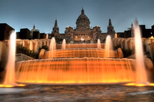 Metalmorphosis là đài phun nước được David Cerny, nhà điêu khắc Czech tạo nên, đặt tại Công viên Công nghệ Whitehall ở Charlotte, North Carolina, Mỹ. Tác phẩm điêu khắc này nặng 14 tấn, được làm từ các lớp thép không rỉ lớn xoay 360 độ. Ảnh: Rick_28105. David Barber và Bill Burgess đã thiết kế đài phun nước Julie Penrose, đặt ở công viên Beautiful, Colorado, Mỹ vào năm 2007. Hình dáng của đài phun nước tượng trưng cho sự tuần hoàn của nước giữa bầu khí quyển và trái đất. Ảnh: Soothingwalls.com. Nằm ở Playa de la Malvarrosa, Valencia, Tây Ban Nha, Water Boat Fountain là một tác phẩm nghệ thuật ấn tượng. Nước từ những lỗ nhỏ trên một khung thép chảy xuống tạo thành hình một thuyền giương buồm lướt trên sóng. Đây là một điểm đến thu hút du khách ở Tây Ban Nha. Hiệu ứng từ ánh sáng mặt trời khiến “chiếc thuyền” trở nên đẹp mắt. Ảnh: Vokrugsveta.ru. Đây là đài phun nước Divers nằm ở trung tâm thương mại Dubai Mall ở Các tiểu vương quốc Ả Rập thống nhất. Ảnh: Fansshare.com. Montjuïc là đài phun nước ở Tây Ban Nha. Được 3.000 công nhân xây dựng phục vụ triển lãm quốc tế Barcelona năm 1929. Đây là nơi trình diễn các bản nhạc phim, Opera kết hợp ánh sáng vào cuối mỗi tuần. Ảnh: Pedro Galisteo. Đài phun nước hình dáng một vòi nước này nằm trên đảo Menorca của Tây Ban Nha. Đường ống dẫn nước được che giấu ngay bên trong dòng nước nước, tạo ấn tượng là vòi nước đang nổi trong không trung. Ảnh: Livejournal.com. Đài phun nước Swarovski nằm trong khuôn viên bảo tàng Innsbruck ở Áo. Đài phun nước có hình một đầu người phủ cỏ xanh, do nghệ sĩ người Áo Andre Heller thiết kế. Ảnh: Amazingplacesonearth.com. Đài Thịnh vượng nằm bên ngoài trung tâm mua sắm Suntec City, Singapore, được ghi danh vào sách Kỷ lục thế giới năm 1998 là đài phun nước lớn nhất thế giới, diện tích 1.683 m2 và cao 13 m. Ảnh: Gooodvoyage. Đài phun nước Charybdis ở Anh được nhà điêu khắc nước William Pye tạo ra vào năm 2000. Đài phun nước được bao bọc trong một ống trụ lớn bằng nhựa acrylic trong suốt. Cứ 15 phút, một xoáy nước sẽ được hình thành ở trung tâm của đài phun. Cầu thang hai bên cho phép du khách nhìn thẳng vào dòng nước xoáy. Ảnh: Reynoldspolymer.com. Đài phun nước Dubai (UAE) nằm trên một hồ nước rộng 12 ha, gồm năm vòng tròn có khả năng phun tia nước cao bằng tòa nhà 50 tầng. Đài phun được trang bị 6.600 đèn Led và 25 máy chiếu màu, cho phép các vòi nước hiển thị hình ảnh khác nhau. Các chùm ánh sáng của đài phun nước có thể nhìn thấy từ cách đó vài chục km, khiến nó trở thành điểm sáng nhất trong khu vực Trung Đông. Ảnh: Lillian Rodriguez. Stravinsky là một đài phun nước công cộng với mười sáu tác phẩm điêu khắc, có thể di chuyển và phun nước. Nhà điêu khắc Jean Tinguely và Niki de Saint Phalle đã tạo ra tác phẩm này vào năm 1983. Đài phun nằm ở Paris, Pháp. Ảnh: Fromthegrapevine.com. Moonpoon Banpo của Hàn Quốc được coi là đài phun nước trên cầu dài nhất thế giới, sử dụng 10.000 đèn Led và 380 tia nước chạy dọc theo cả hai cạnh của cây cầu dài 1.404 m. Nước được lấy trực tiếp từ sông Hàn và các đài phun nước bắn lên đến 43 m theo chiều ngang. Chúng cũng có thể được lập trình để di chuyển theo thời gian và âm nhạc. Ảnh: Emlii.com. Đài phun nước Bellagio được đặt ngay trước sòng bạc Las Vegas, với chi phí xây dựng 40 triệu USD, bao gồm 1.200 đầu phun, 8.000 m đường ống và 4.500 đèn chiếu sáng. Tia nước có thể bắn lên đến độ cao của tòa nhà 24 tầng. Mỗi ngày, một nhóm 30 kỹ sư làm công việc bảo trì cho đài phun nước này. Ảnh: Ritani. Đài phun nước hình chữ nhật này nằm bên trong toà nhà South Gate của khu phức hợp Osaka City Station, Nhật Bản. Các tia nước được lập trình, phun nước hiển thị thời gian, các hoa văn nghệ thuật, văn bản. Ảnh: MrJolino01/Youtube.