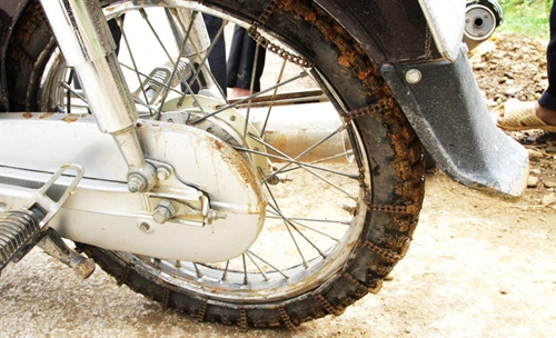 Gặp lúc đường trơn, trượt lốp xe phải dùng đến dây xích quấn vào để tăng độ bám.
