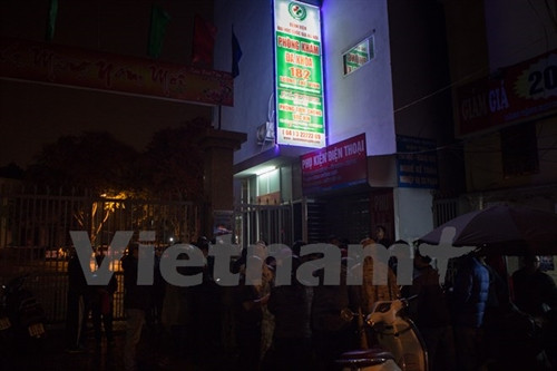 1 giờ sáng đã có hàng chục phụ huynh 'bao vây' trước cổng điểm tiêm chủng 182 Lương Thế Vinh. (Ảnh: Minh Sơn/Vietnam+)