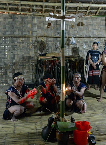 Lễ cúng trong nhà, trong nghi lễ mừng nhà mới của dân tộc Bahnar