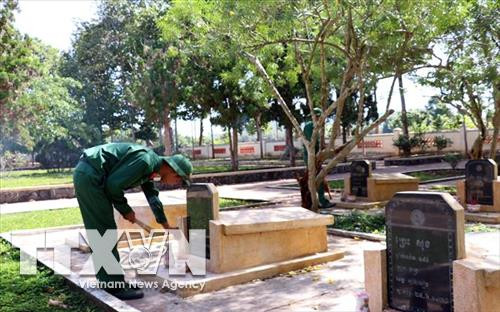 Nơi an nghỉ của các chiến sĩ Đoàn 125 Campuchia (tại xã Long Giao, Cẩm Mỹ, Đồng Nai) luôn được chiến sỹ quân đội Việt Nam chăm lo nhang khói. Ảnh: TTXVN Nơi an nghỉ của các chiến sĩ Đoàn 125 Campuchia (tại xã Long Giao, Cẩm Mỹ, Đồng Nai) luôn được chiến sỹ quân đội Việt Nam chăm lo nhang khói. Ảnh: TTXVN