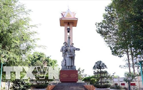 Đài tưởng niệm Đoàn 125 Campuchia (xã Long Giao, Cẩm Mỹ, Đồng Nai), nơi khắc ghi tình hữu nghị, đoàn kết giữa Việt Nam-Campuchia trong chiến thắng bè lũ Pol Pot. Ảnh: TTXVN Đài tưởng niệm Đoàn 125 Campuchia (xã Long Giao, Cẩm Mỹ, Đồng Nai), nơi khắc ghi tình hữu nghị, đoàn kết giữa Việt Nam-Campuchia trong chiến thắng bè lũ Pol Pot. Ảnh: TTXVN
