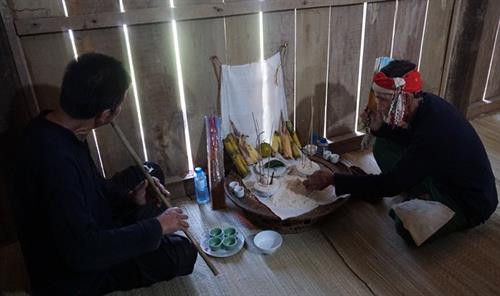 Thầy cúng thực hiện các nghi lễ cúng. Ảnh: Nam Sương