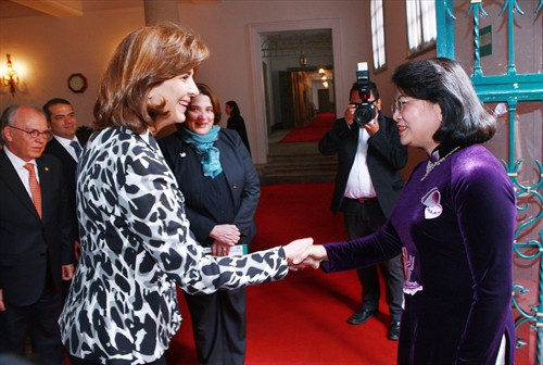 Trong chương trình thăm chính thức Colombia, sáng 14/7/2016, theo giờ địa phương, tại trụ sở Bộ Ngoại giao Colombia (Thủ đô Bogota), Phó Chủ tịch nước Đặng Thị Ngọc Thịnh có cuộc gặp làm việc với Bộ trưởng Ngoại giao Colombia Maria Angela Holguin. Ảnh: Lâm Khánh – TTXVN