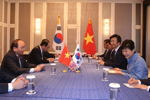 Bên lề Hội nghị Cấp cao Á - Âu lần thứ 11, sáng 15/7/2016, tại thủ đô Ulaan Baator, Mông Cổ, Thủ tướng Chính phủ Nguyễn Xuân Phúc gặp Tổng thống Hàn Quốc, Park Geun-hye. Ảnh: Thống Nhất-TTXVN