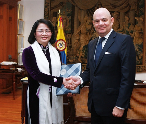 Trong chương trình thăm chính thức Colombia, sáng 14/7/2016, theo giờ địa phương, tại Thủ đô Bogota, Phó Chủ tịch nước Đặng Thị Ngọc Thịnh có cuộc gặp làm việc với Phó Tổng thống Colombia Germán Vargas Lleras. Ảnh: Lâm Khánh – TTXVN