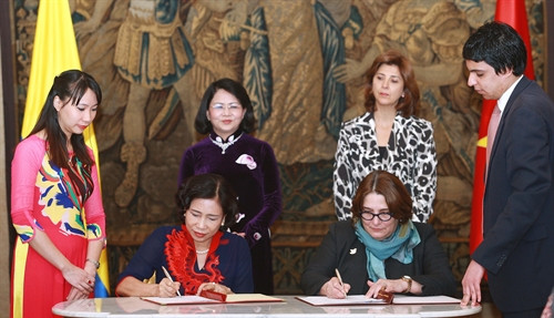Phó Chủ tịch nước Đặng Thị Ngọc Thịnh và Bộ trưởng Ngoại giao Colombia Maria Angela Holguin chứng kiến Lễ ký “Chương trình hợp tác văn hóa giai đoạn 2017-2019” giữa Bộ Văn hóa, Thể thao và Du lịch Việt Nam và Bộ Văn hóa Colombia. Ảnh: Lâm Khánh – TTXVN