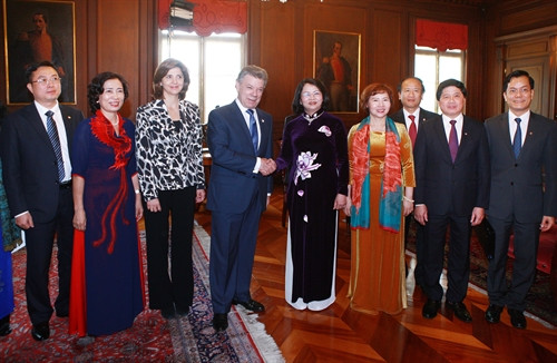 Sáng 14/7/2016, theo giờ địa phương, tại Thủ đô Bogota, Tổng thống Colombia Juan Manuel Santos đã chủ trì lễ đón và hội đàm với Phó Chủ tịch nước Đặng Thị Ngọc Thịnh và đoàn đại biểu Việt Nam sang thăm chính thức Colombia. Trong ảnh: Tổng thống Colombia Juan Manuel Santos và Phó Chủ tịch nước Đặng Thị Ngọc Thịnh với các đại biểu. Ảnh: Lâm Khánh - TTXVN