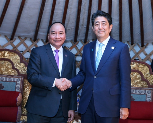 Trong khuôn khổ Hội nghị Cấp cao Á - Âu lần thứ 11, chiều 15/7/2016, tại thủ đô Ulaan Baator, Mông Cổ, Thủ tướng Chính phủ Nguyễn Xuân Phúc gặp Thủ tướng Nhật Bản Shinzo Abe. Ảnh: Thống Nhất-TTXVN