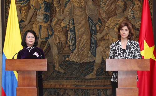 Phó Chủ tịch nước Đặng Thị Ngọc Thịnh và Bộ trưởng Ngoại giao Colombia Maria Angela Holguin gặp gỡ báo chí. Ảnh: Lâm Khánh – TTXVN