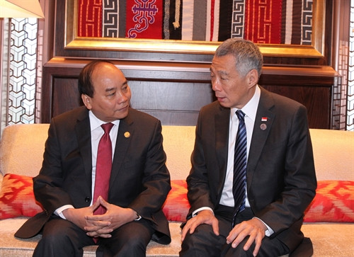 Bên lề Hội nghị Cấp cao Á - Âu lần thứ 11, sáng 15/7/2016, tại thủ đô Ulaan Baator, Mông Cổ, Thủ tướng Chính phủ Nguyễn Xuân Phúc gặp Thủ tướng Singapore, Lý Hiển Long. Ảnh: Thống Nhất-TTXVN