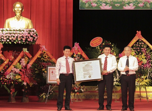 Lãnh đạo Bộ Giáo dục và Đào tạo trao tặng Quyết định đạt chuẩn phổ cập giáo dục tiểu học mức độ 2 cho tỉnh Điện Biên. Ảnh: Xuân Tư – TTXVN Lãnh đạo Bộ Giáo dục và Đào tạo trao tặng Quyết định đạt chuẩn phổ cập giáo dục tiểu học mức độ 2 cho tỉnh Điện Biên. Ảnh: Xuân Tư – TTXVN