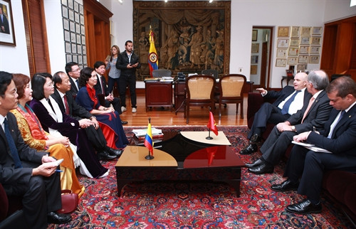 Trong chương trình thăm chính thức Colombia, sáng 14/7/2016, theo giờ địa phương, tại Thủ đô Bogota, Phó Chủ tịch nước Đặng Thị Ngọc Thịnh có cuộc gặp làm việc với Phó Tổng thống Colombia Germán Vargas Lleras. Trong ảnh: Quang cảnh buổi làm việc. Ảnh: Lâm Khánh – TTXVN